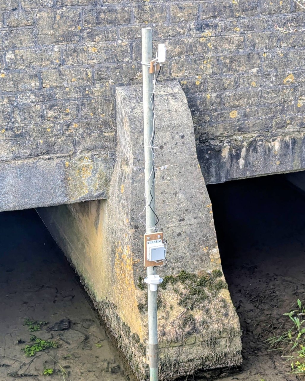 Image 2: the Ecowitt laser distance sensor, pointing down at the surface of the river.